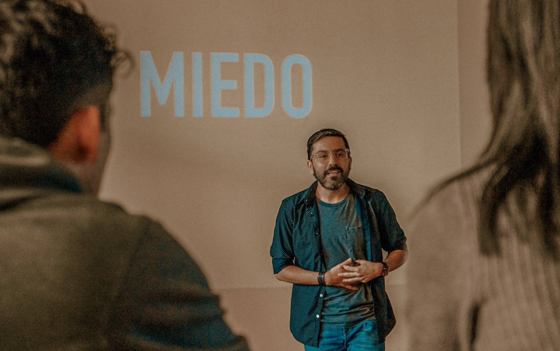 Angelo presentando sobre el miedo